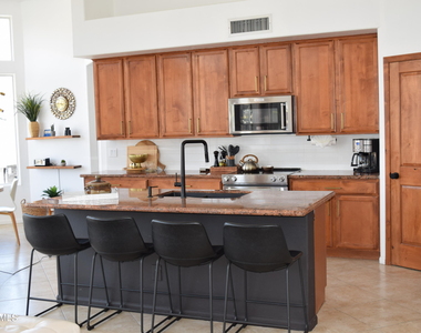 21661 N 58th Avenue - Photo Thumbnail 4