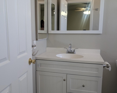820 W University Drive - Photo Thumbnail 4
