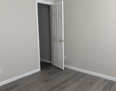 820 W University Drive - Photo Thumbnail 7