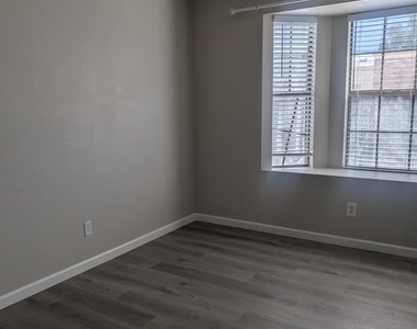 820 W University Drive - Photo Thumbnail 5