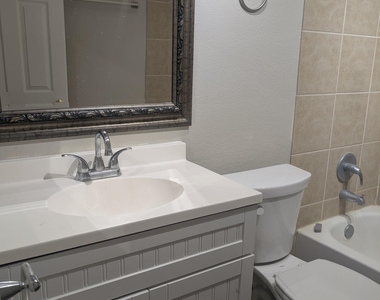 820 W University Drive - Photo Thumbnail 2