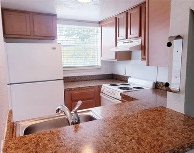 1901 N Fitzhugh Avenue - Photo Thumbnail 6