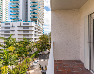 677 Ne 24th Street - Photo Thumbnail 12