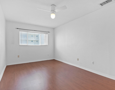 677 Ne 24th Street - Photo Thumbnail 11