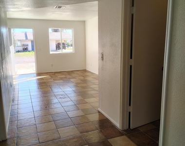2560 S Yavapai Road - Photo Thumbnail 5