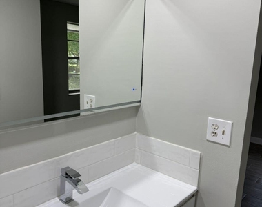 2810 Riverside Drive - Photo Thumbnail 10