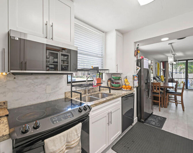 8421 Forest Hills Drive - Photo Thumbnail 5