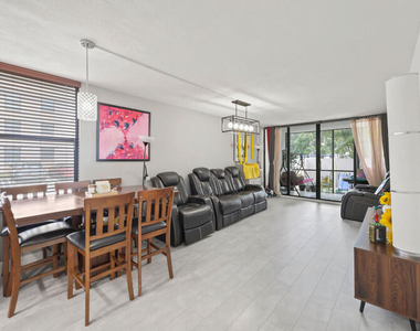 8421 Forest Hills Drive - Photo Thumbnail 12