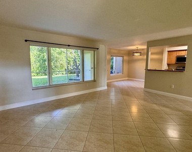 815 W Boynton Beach Boulevard - Photo Thumbnail 5