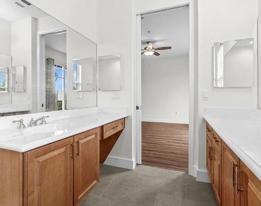 536 N West 39th Circle - Photo Thumbnail 4
