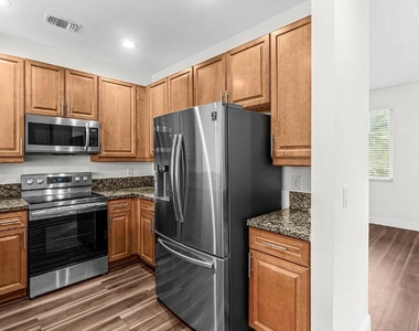 536 N West 39th Circle - Photo Thumbnail 1