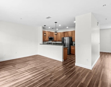 536 N West 39th Circle - Photo Thumbnail 2