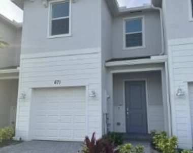 671 Se Lake Falls Street - Photo Thumbnail 2