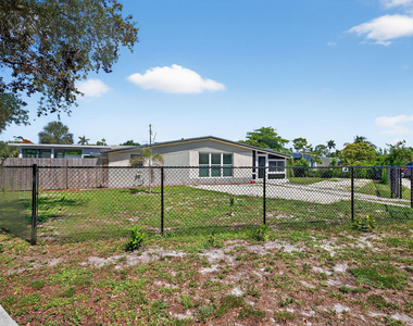 300 Sw 25th Avenue - Photo Thumbnail 2