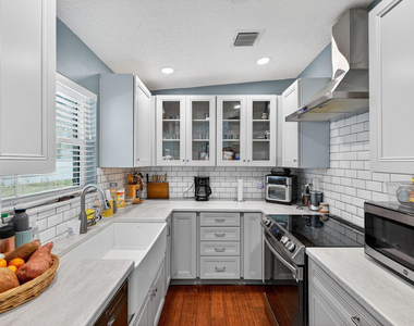 300 Sw 25th Avenue - Photo Thumbnail 13