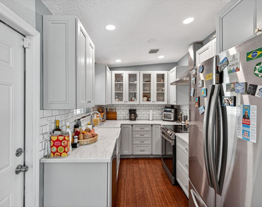 300 Sw 25th Avenue - Photo Thumbnail 12