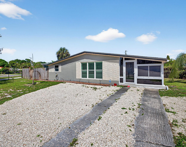 300 Sw 25th Avenue - Photo Thumbnail 3