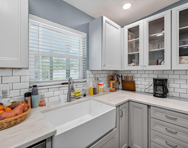 300 Sw 25th Avenue - Photo Thumbnail 15