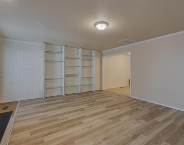 3057 W Wilshire Boulevard - Photo Thumbnail 10