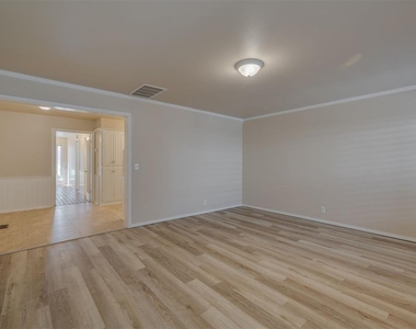 3057 W Wilshire Boulevard - Photo Thumbnail 11