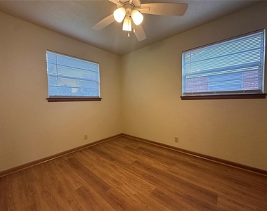 2023 Delaware Lane - Photo Thumbnail 2