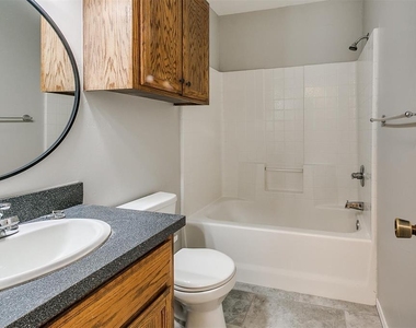 828 Russell Circle - Photo Thumbnail 5