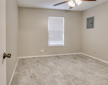 828 Russell Circle - Photo Thumbnail 6
