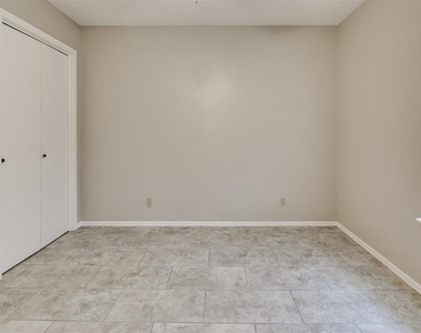 828 Russell Circle - Photo Thumbnail 1