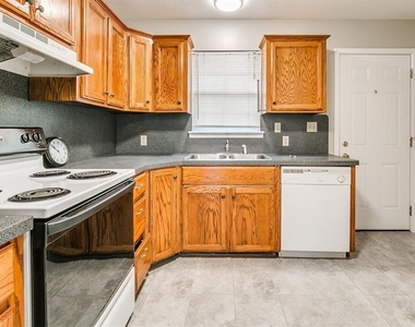 828 Russell Circle - Photo Thumbnail 9