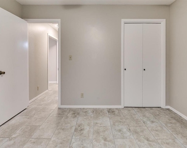 828 Russell Circle - Photo Thumbnail 2