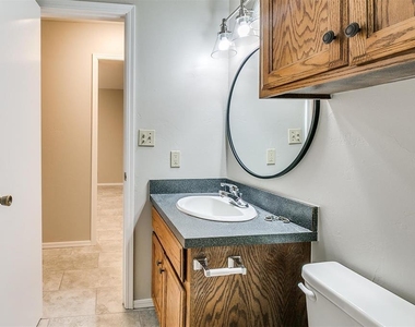 828 Russell Circle - Photo Thumbnail 3