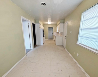 2105 Sw 76th Street - Photo Thumbnail 3