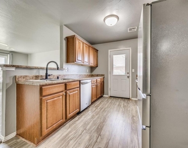 609 E Linden Lane - Photo Thumbnail 16