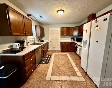 2809 Faircroft Way - Photo Thumbnail 4