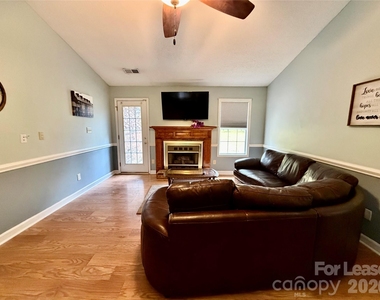 2809 Faircroft Way - Photo Thumbnail 3