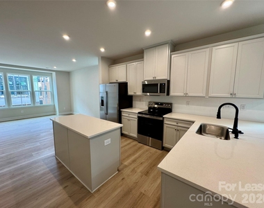 5021 Chinook Lane - Photo Thumbnail 3