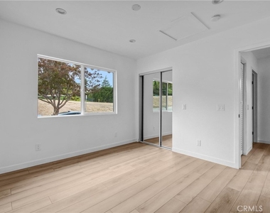 21713 Mulholland Dr - Photo Thumbnail 12