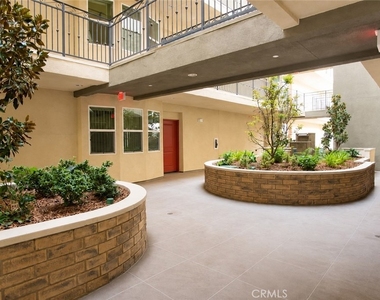 11925 Kling Street - Photo Thumbnail 6