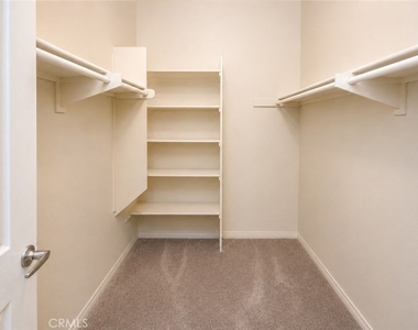 11925 Kling Street - Photo Thumbnail 15
