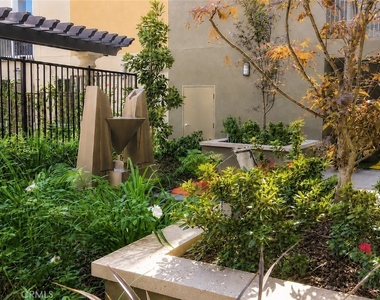 11925 Kling Street - Photo Thumbnail 8