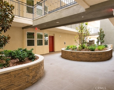 11925 Kling Street - Photo Thumbnail 6