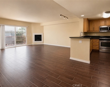 11925 Kling Street - Photo Thumbnail 11