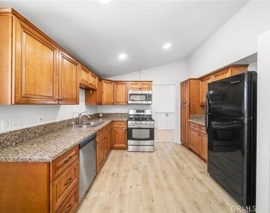 1610 Amador Avenue - Photo Thumbnail 2