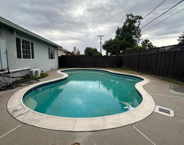 756 Broadmoor Drive - Photo Thumbnail 10