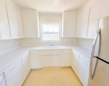 468 Acacia Avenue - Photo Thumbnail 16
