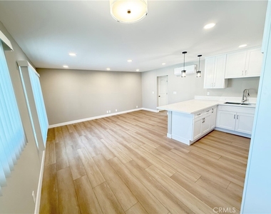 919 E Acacia Avenue - Photo Thumbnail 6