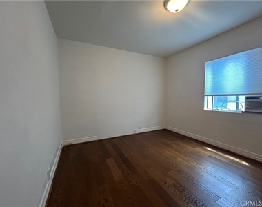 214 E Stocker Street - Photo Thumbnail 17