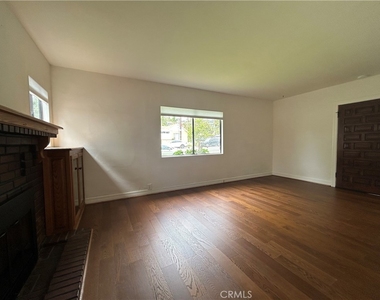 214 E Stocker Street - Photo Thumbnail 4