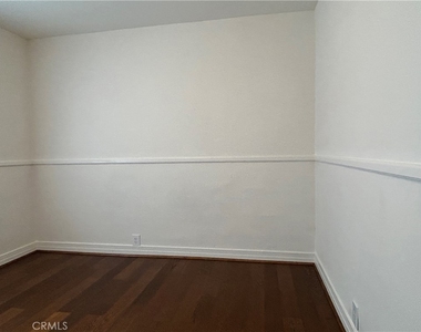 214 E Stocker Street - Photo Thumbnail 12