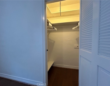 214 E Stocker Street - Photo Thumbnail 22